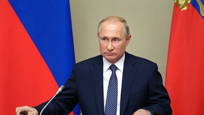 Путин Конституцияҕа көннөрүүлэри киллэриигэ куоластааһын күнүн туһунан ыйаах таһаарда