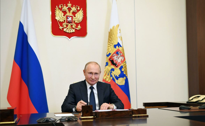 Путин Конституцияҕа көннөрүүлэри киллэриигэ куоластааһын күнүн анаата