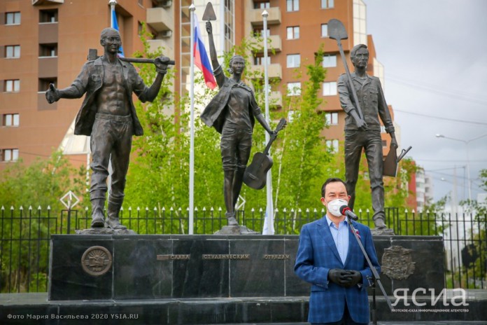 Айсен Николаев устудьуоннар сайыҥҥы үлэлэрин арыллыытыгар кытынна