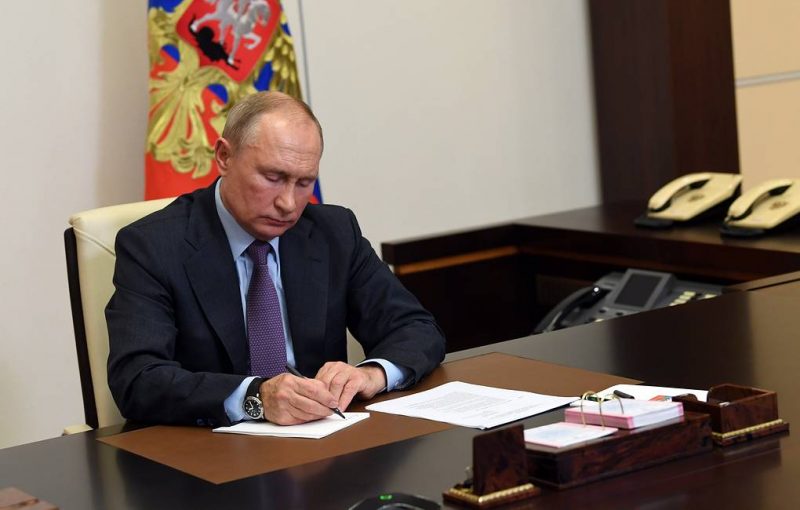 Владимир Путин тэйиччиттэн үлэ уратыларын туһунан сокуоҥҥа илии баттаата