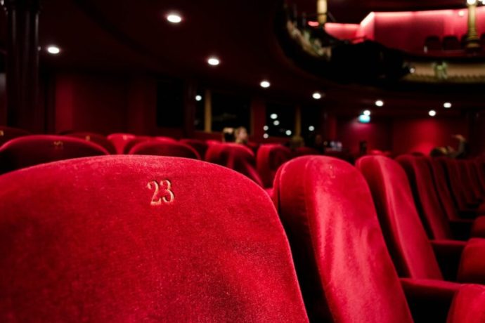 Россия кинотеатрдарыгар илиҥҥи премьералар оннуларыгар олохтоох киинэлэри көрдөрүөхтэрэ