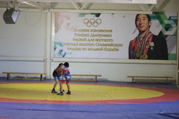 Чурапчыга Роман Дмитриев Олимпийскэй чөмпүйүөн буолбута үйэ аҥардаах үбүлүөйүн көрсө саҥа тустуу саалата арылынна