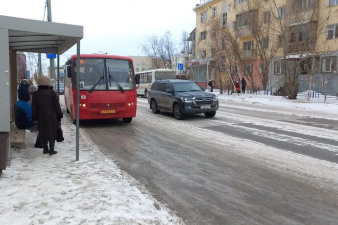 Дьокуускайга уулуссалар хаардарын ыраастыыллар