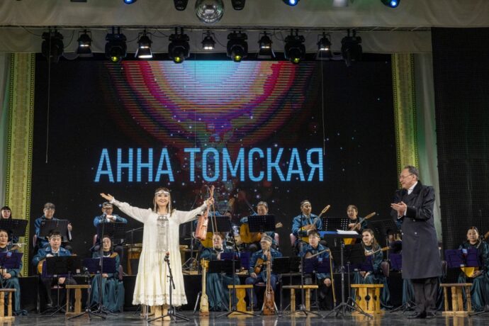 Оркестр артыыһа, салайааччы, уһуйааччы Анна Томская айар дьоро киэһэтэ толору сааланы хомуйда