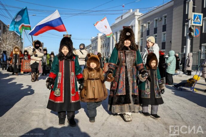 Дьокуускай киин уулуссатынан национальнай таҥастаах 1700 киһи сэлэлии хаамта