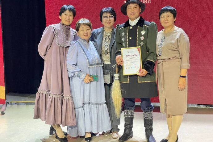 Амма иитээччитэ Татарстаҥҥа өбүгэ үгэстэрин көрдөрөн лауреат аатын ылла