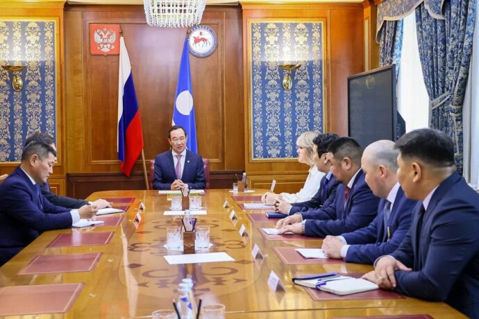 Айсен Николаев муниципальнай тэриллиилэр саҥа баһылыктарын кытта көрүстэ