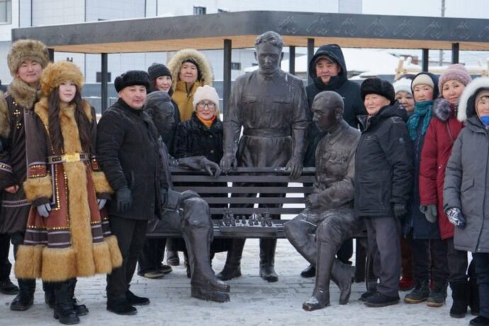 Исиидэр Бараахап пааматынньыгын Үөһээ Бүлүүгэ саҥа искибиэргэ туруордулар