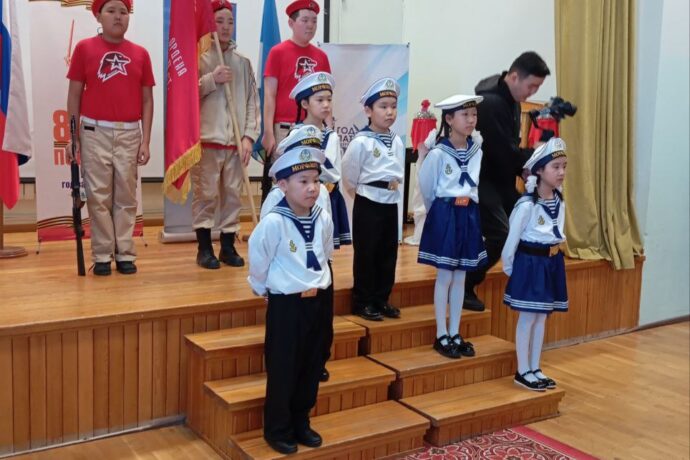 Үөһээ бүлүүлэр "Кыайыы знамятын" көрүстүлэр
