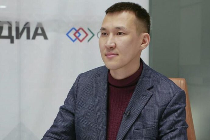 Күлүмнүүр аатынан Судаарыстыбаннай бириэмийэни Николай Бястинов ылла