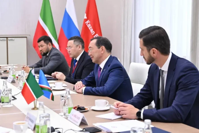 Саха сирин баһылыга Татарстан президенэ Рустам Миннихановы кытта көрүстэ