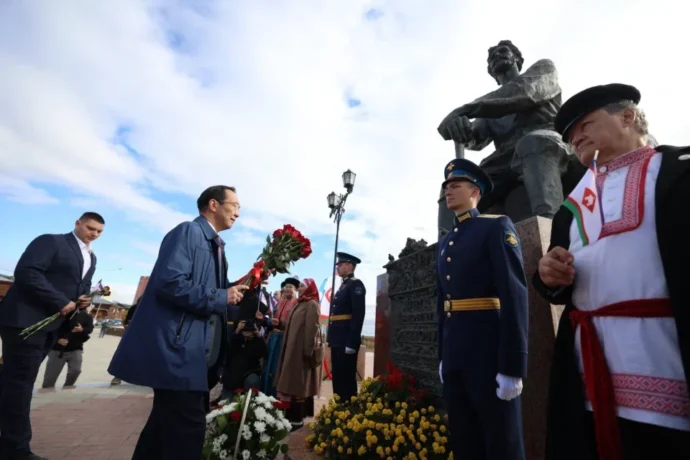 Саха сирин баһылыга Дьокуускай 393 сылынан Петр Бекетов пааматынньыгар сибэкки дьөрбөтүн уурда