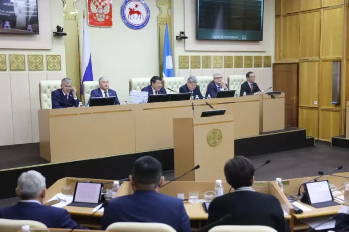 Саха Сирин Конституциятыгар ылыллыбыт уларытыыларынан өрөспүүбүлүкэ баһылыгын туспа боломуочуйалара чуолкайданнылар