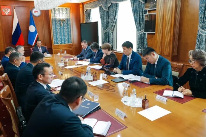 Ил Дархан нэдиэлэтэ: Конституция хамыыһыйата өрөспүүбүлүкэ Төрүт сокуонун барылын көрдө