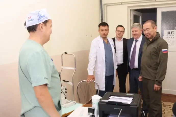 Айсен Николаев Докучаевскайга Саха сирин медиктарын кытта көрүстэ