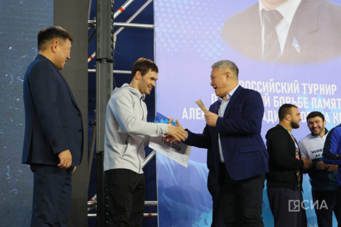 Виктор Рассадин Александр Крылов турнирыгар мөлүйүөн солкуобайы ылла