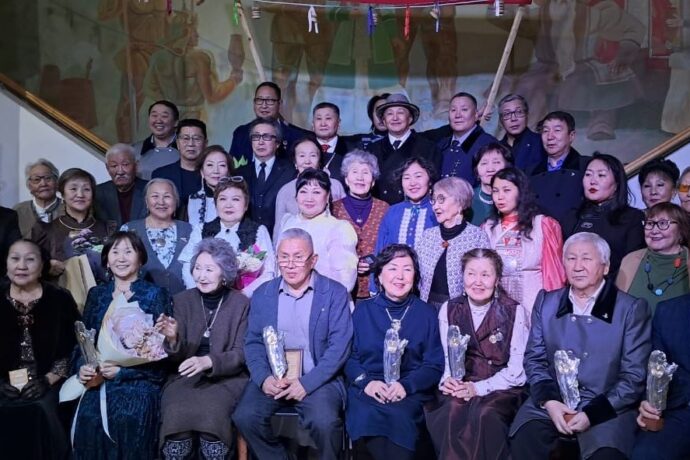 Алампа төрөөбүт күнүгэр «Алампа» бириэмийэни бастыҥнарга туттардылар