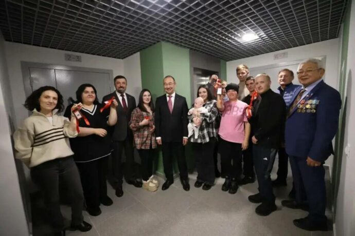 Нерюнгрига тулаайах оҕолор саҥа дьиэҕэ кыбартыыра ыллылар