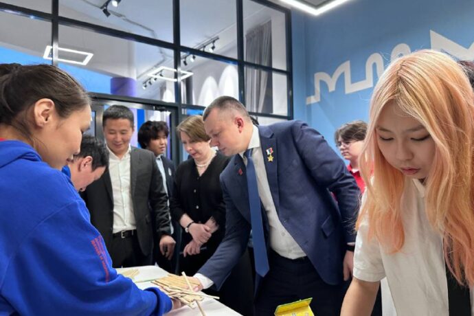 Саха сиригэр "Бастыҥнар Хамсааһыннарын" салайааччыта Артур Орлов кэллэ