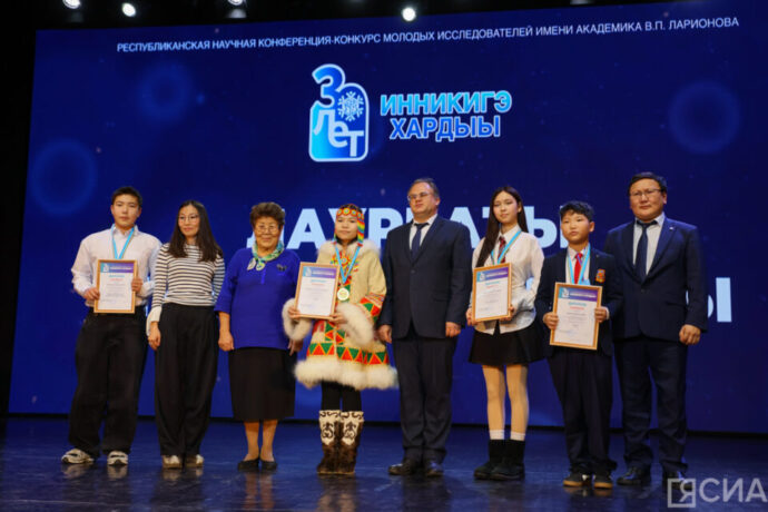 «Инникигэ хардыы» оскуола оҕолорун научнай кэмпириэнсийэлэрин кыайыылаахтарын наҕараадалаатылар