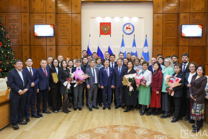Арассыыйа бэчээтин күнүгэр Саха сирин суруналыыстарыгар наҕараадалары туттардылар