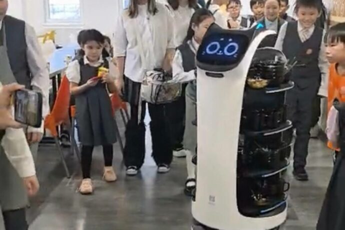 Дьокуускай оскуолатын остолобуойугар бастакы робот-официант үлэлээтэ