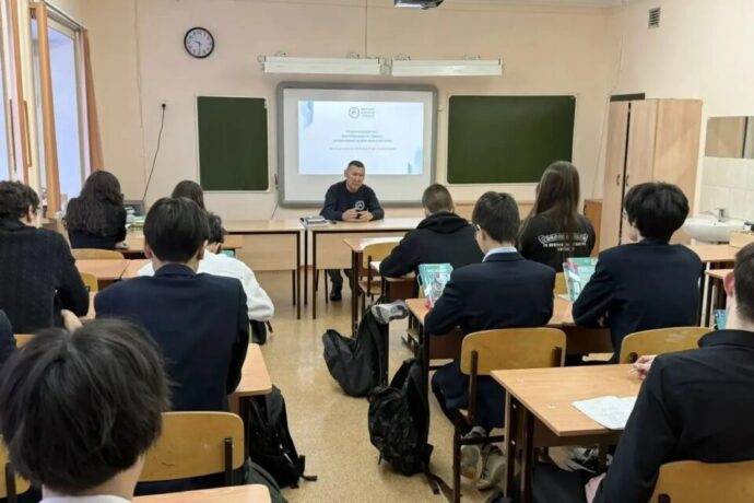 «Якутия – Земля героев» бырагыраама курсааннара Ленинград блокадатын уонна патриотизм туһунан оскуола оҕолоругар кэпсээтилэр