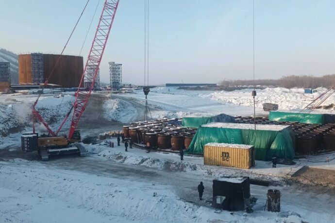 284,5 миэтэрэ үрдүктээх Өлүөнэ күргэтин сүрүн пилонугар коффердам эркинин таҥыы саҕаланна