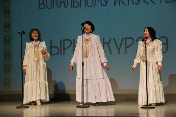 Соболоох фольклористара Санкт-Петербурга ситиһиилэрин Муома улууһун үбүлүөйүгэр анаатылар