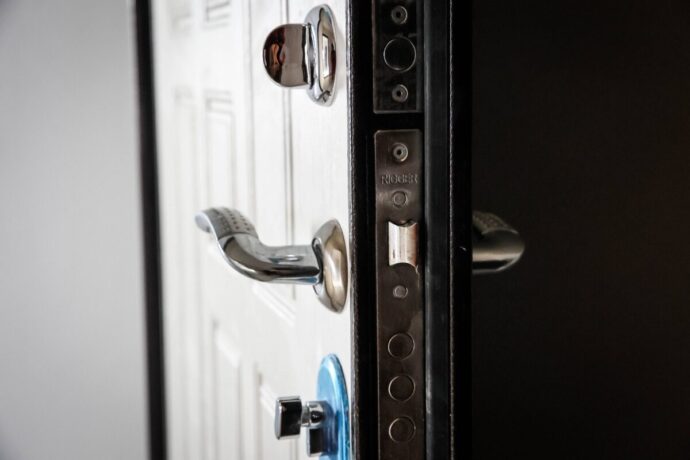 Саха сиригэр тулаайах оҕолору дьиэнэн хааччыйыыга сокуон барыла ылынылынна