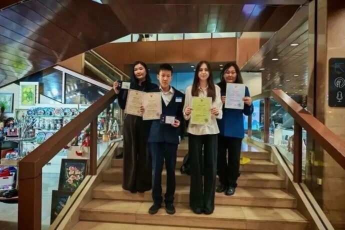 Саха сирин оҕолоро Москваҕа ыытыллыбыт Россия билимин кэмпириэнсийэтигэр ситиһиилэннилэр