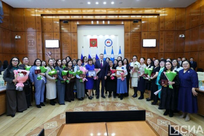 Саха сирин дьахталларын кулун тутар 8 күнүнэн эҕэрдэлээтилэр уонна наҕараадалаатылар