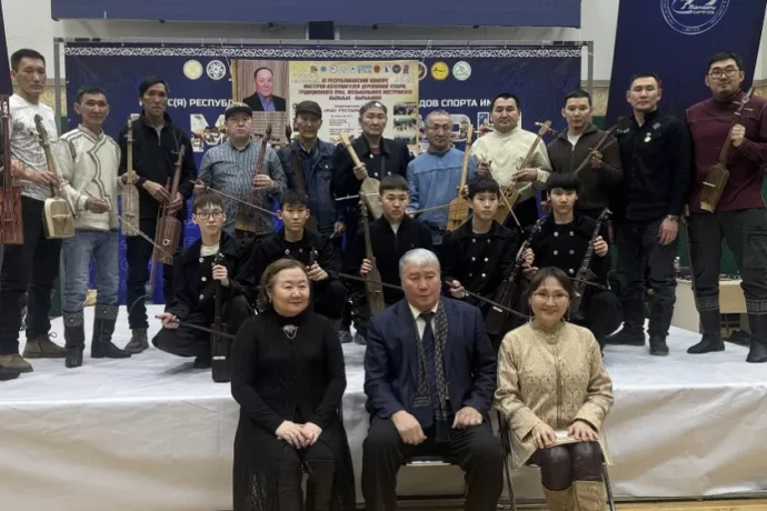 Александр Жирков өйдөбүнньүк бэлэхтэрин оҕолорго туттарда