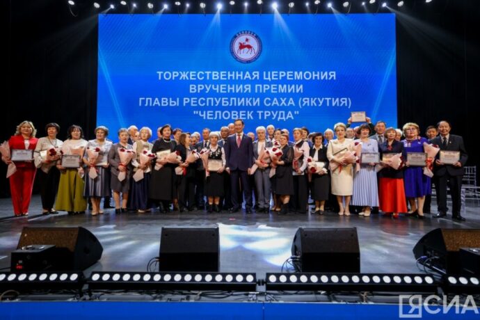 Айсен Николаев Саха сирин 50 олохтооҕун “Үлэ Киһитэ” бириэмийэнэн наҕараадалаата