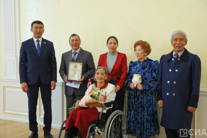 Саха сиригэр үлэ династиятын уон бастыҥ дьиэ кэргэнин чиэстээтилэр