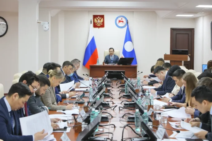 Айсен Николаев национальнай бырайыактарынан мунньахтаата, сорудахтары биэрдэ