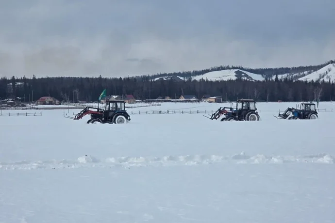 Соморсуҥҥа Элэһин бааһынатыгар МТЗ тыраахтырдар бирилии-барылыы сырыстылар