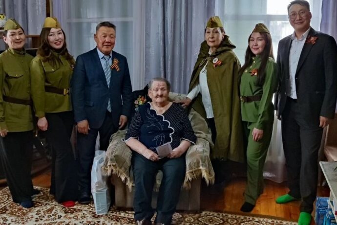 Бүлүү олохтооҕо 94 саастаах тыыл бэтэрээнэ Анна Ивановна Волгина салалта истиҥ эҕэрдэтин биһирээтэ