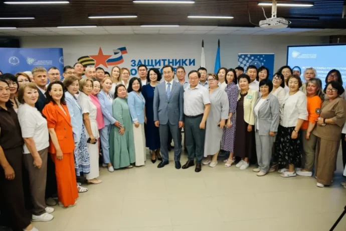 Айсен Николаев Саха сирин социальнай эйгэтин үлэһиттэрин кытта көрүстэ