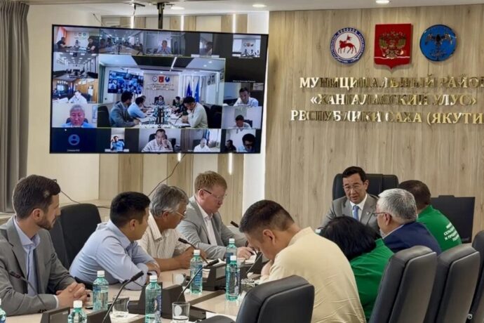 Айсен Николаев Саха сиригэр сүөһү аһын бэлэмнээһиҥҥэ мунньах ыытта