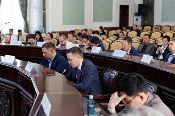 Дьокуускайга өрөспүүбүлүкэ бастакы бэрэсидьиэнигэр Михаил Николаевка мэҥэ бэлиэни туруоруохтара