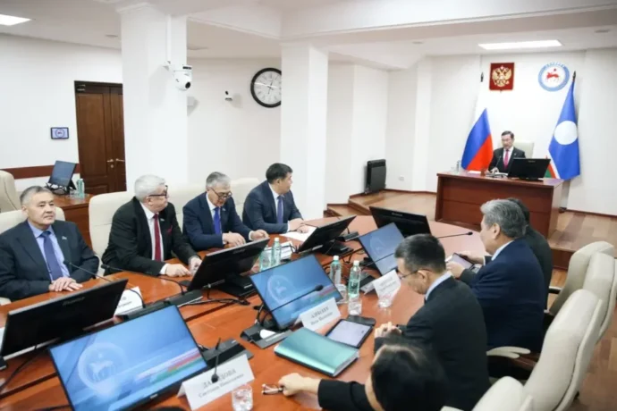 Саха сирин баһылыга Айсен Николаев Ил Түмэн салалтатын кытта көрүстэ