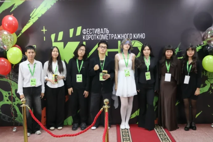 Оскуола оҕолоро оҥорбут киинэлэрин Дьокуускайга улахан экраҥҥа билиһиннэрдилэр